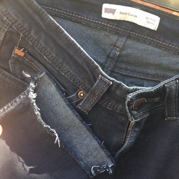 Levi’s Bold Curve Low Rise Skinnies. (cropped) - Picture 3 of 5